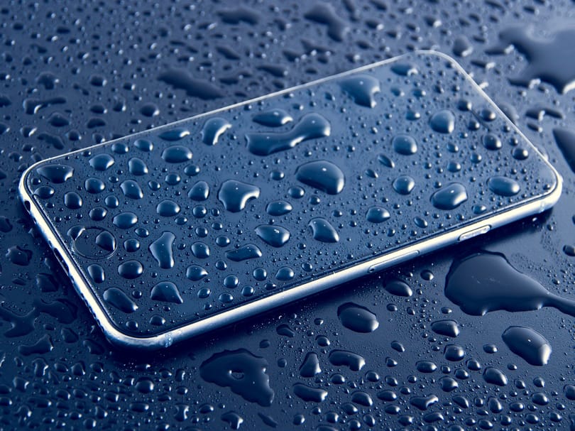 Az óceán közepén hánykolódott a nő, akit állítása szerint az iPhone-ja mentett meg
