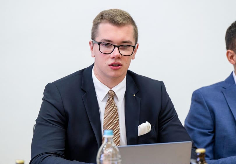 Náci köszönés és tiltott önkényuralmi jelképek miatt csuknák le az AfD frissen megválasztott politikusát