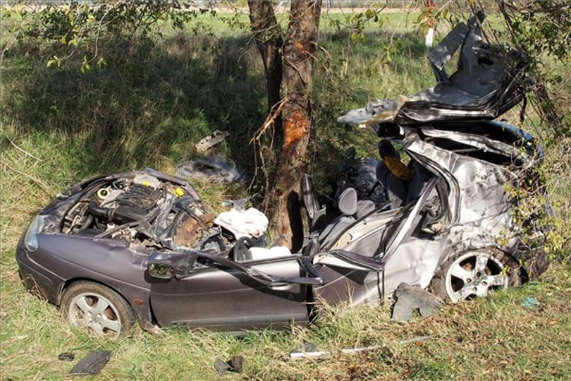 Fotó: így néz ki a fának csapódott autó