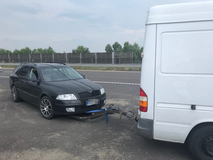 Buherált utánfutóval szállított kocsit egy román kisbusz az M3-son