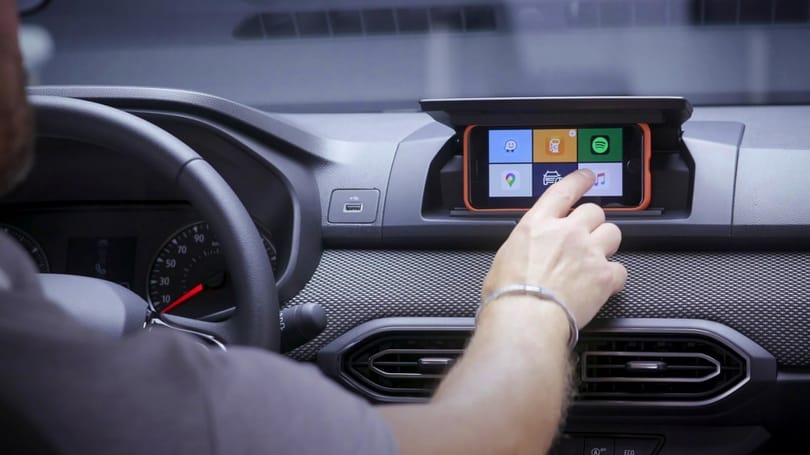 Nincs is központi kijelző az alap Dacia Sanderóban, a saját telefonunk lehet az