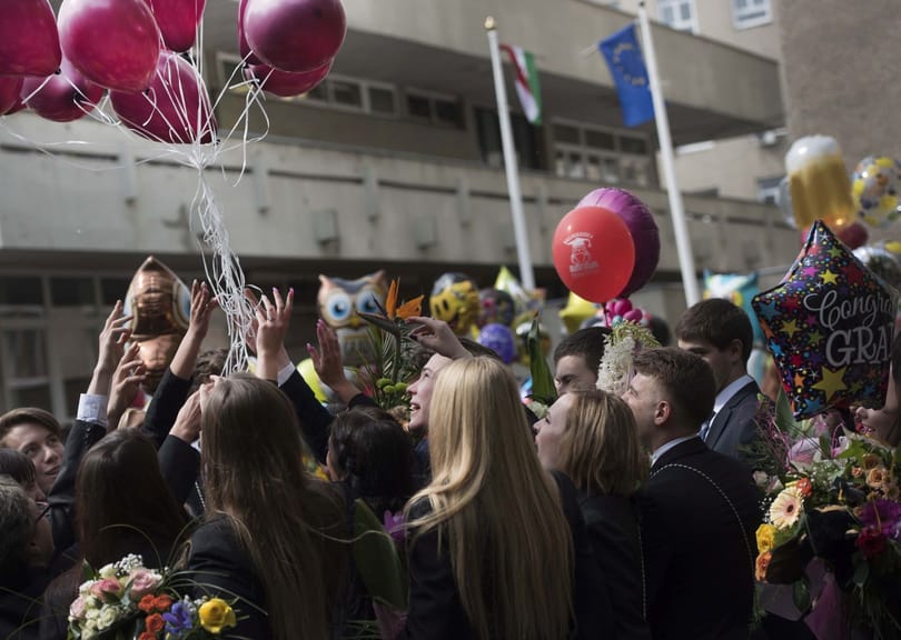 Kevés vendéggel, az udvaron tartják meg a 