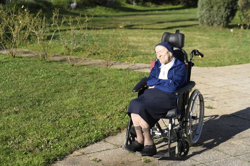 Meghalt a francia apáca, aki 117 évesen még le tudta gyűrni a Covidot