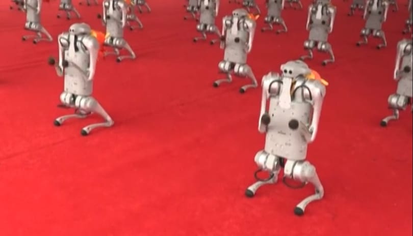 Videón, ahogy egyszerre pitizik több tucat robotkutya