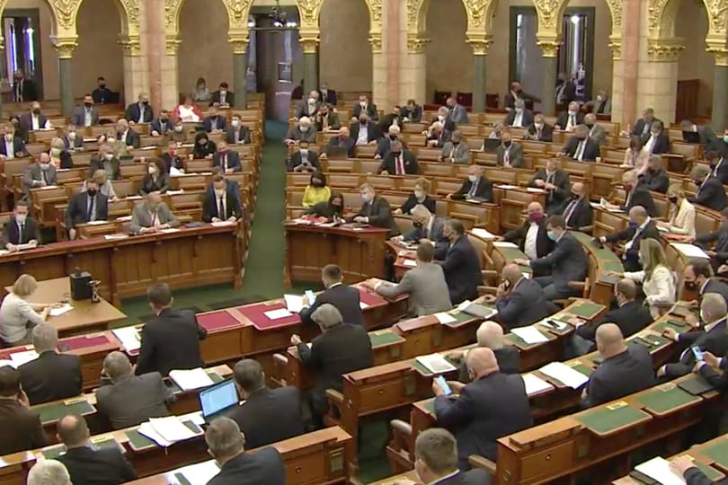 Elfogadta a parlament a civiltörvény visszavonását