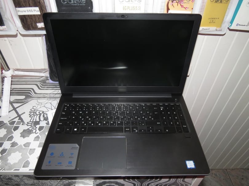 Úgy csalt ki laptopot, bort, poharakat üzletektől egy férfi, hogy államtitkárnak hazudta magát
