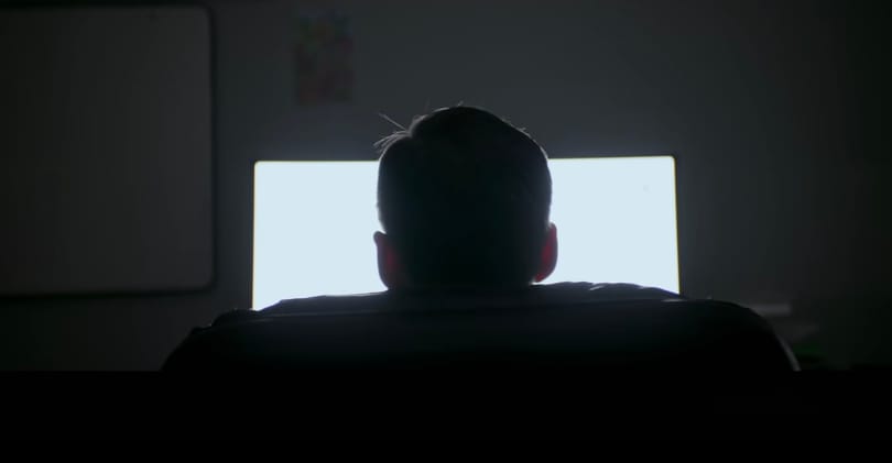 Tizenöt perc szégyen, avagy hogyan lett a közösségi média a kisember legnagyobb fegyveréből a kisember legrosszabb rémálma?