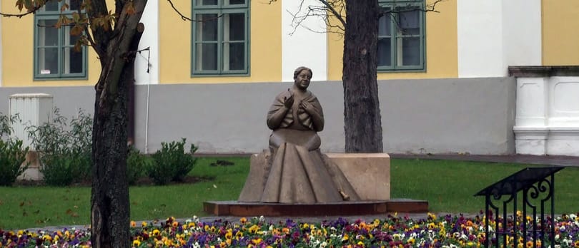 Költészet napi számvetés: jelképes sétát tettünk a kortárs költők előtt tisztelgő közterületeken