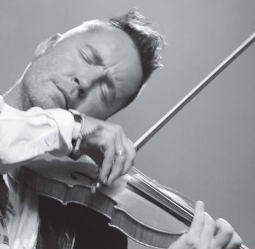 A Virtuózokkal zenél Nigel Kennedy