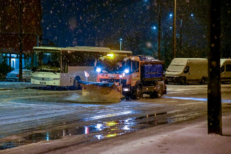 Több mint félszáz géppel készül a főváros a várható havazásra