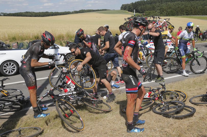 Heten adták fel a Tour de France-ot az óriási bukás után