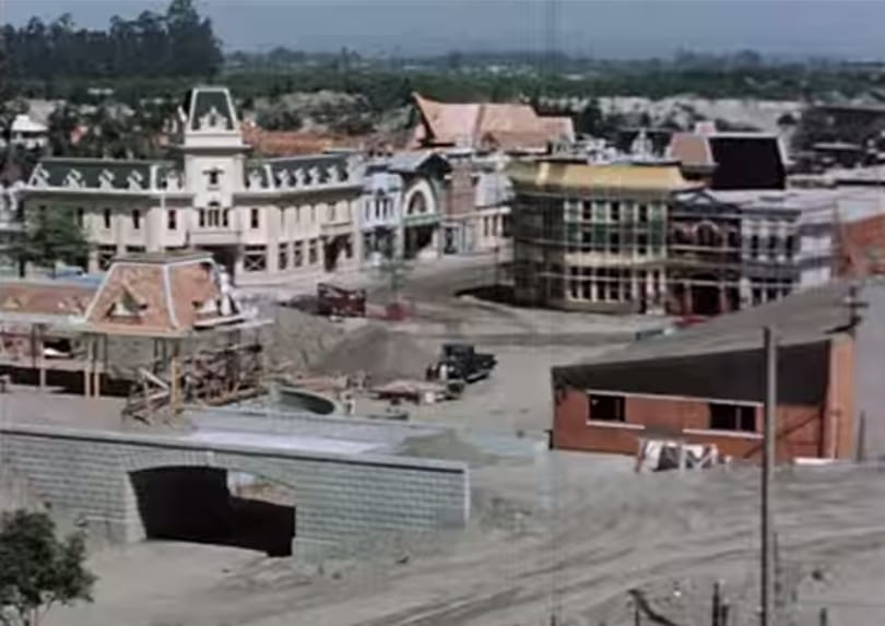 Így épül fel Disneyland mindössze 1 perc alatt – archív timelapse videó