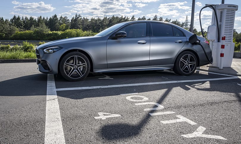 Magyarországon a zöld rendszámos új Mercedes C-osztály