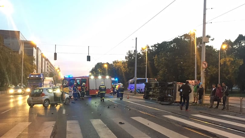 Karambol miatt nem jár az 1-es villamos – fotók