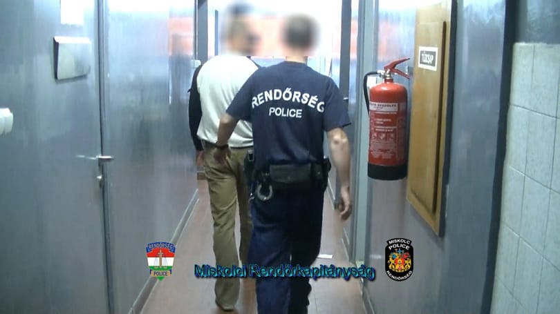 Volt rendőrt vádol fegyveres rablásokkal az ügyészség