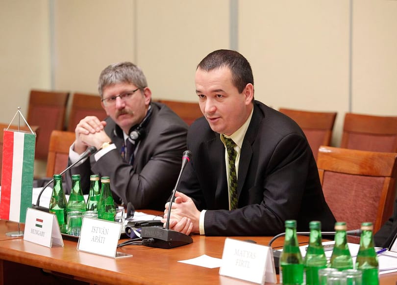 Drogtesztet lengetett be a Mi Hazánk a politikusoknak