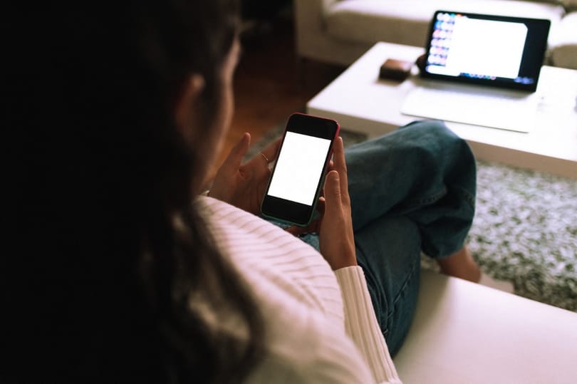Ügyvédekkel fenyegették és egy életre kitiltották a Facebookról, amiért megpróbálta csökkenteni a Facebook-függőséget