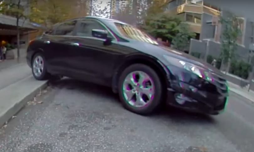 Ártatlan parkolásnak indult, borulásos baleset lett belőle – videó