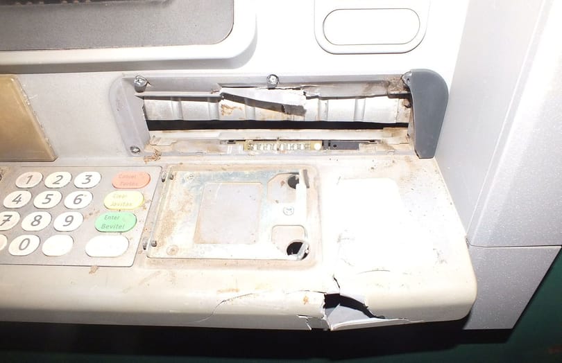 Vasrúddal próbáltak pénzt szerezni egy nyíregyházi ATM-ből