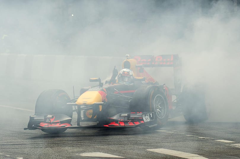 Forró volt a hangulat a Nagy futamon - lángra kapott egy versenygép