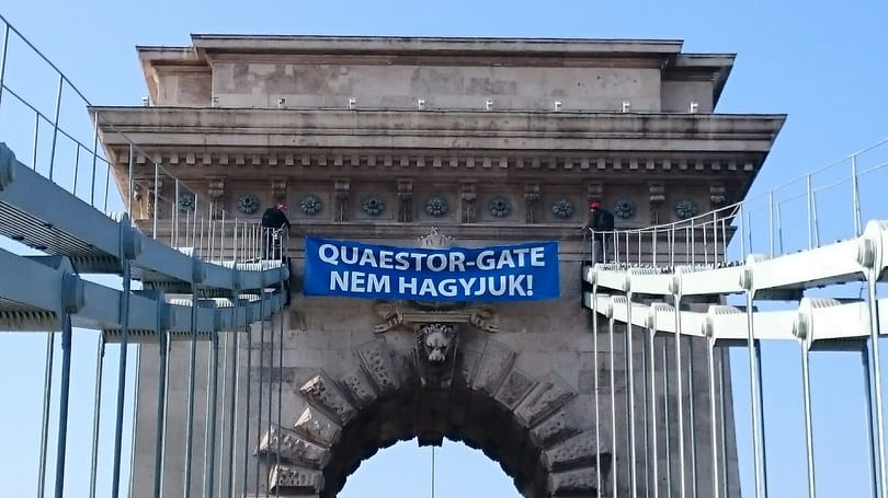 Molinót feszítettek ki a Lánchídra a Quaestor-károsultak – fotók