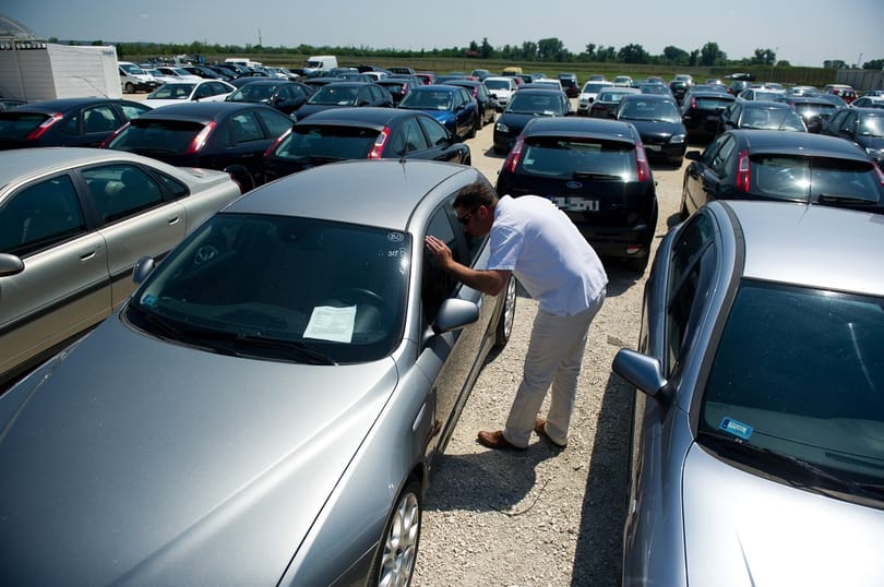 Az avuló autók és a javuló helyzet fűti a gépkocsikereskedelmet