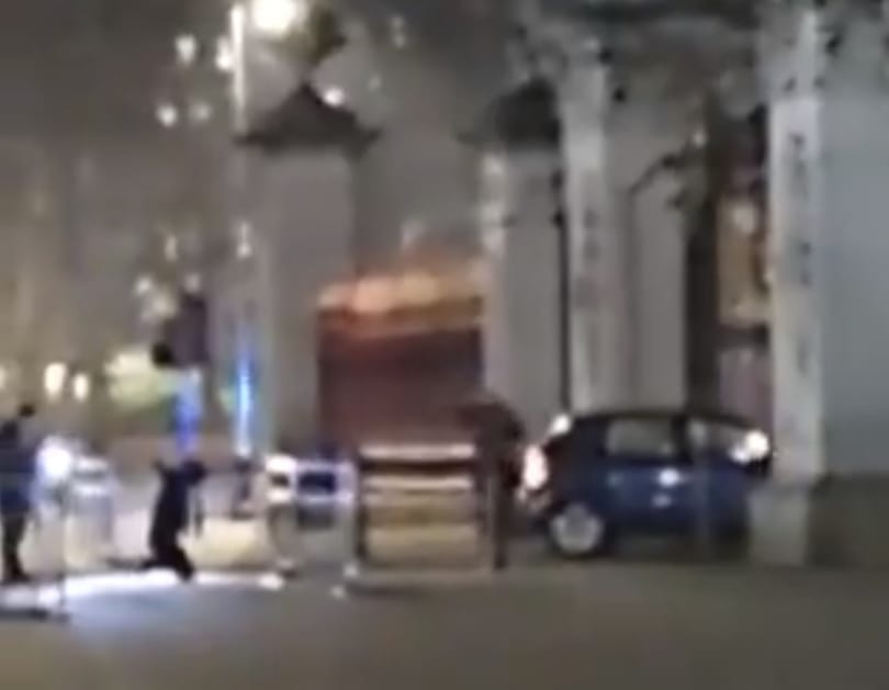 Nekihajtott a Buckingham-palota kapujának egy autó Londonban - videóval
