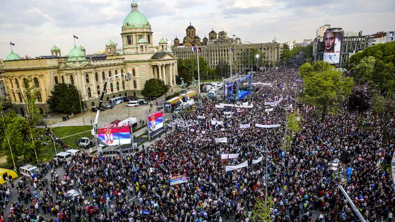 Belgrádi békemenet – Szijjártó Péter is Vucsics mellett