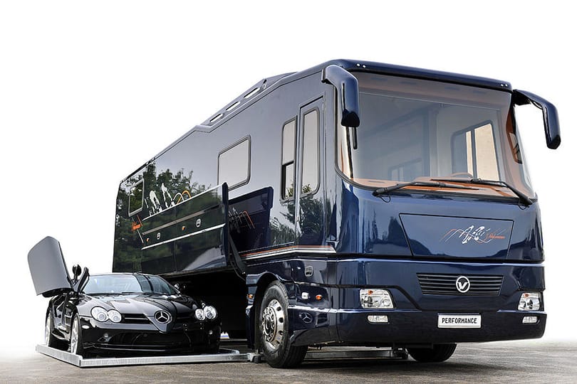 Luxusbusz beépített sportkocsi-garázzsal 433 millióért – videó