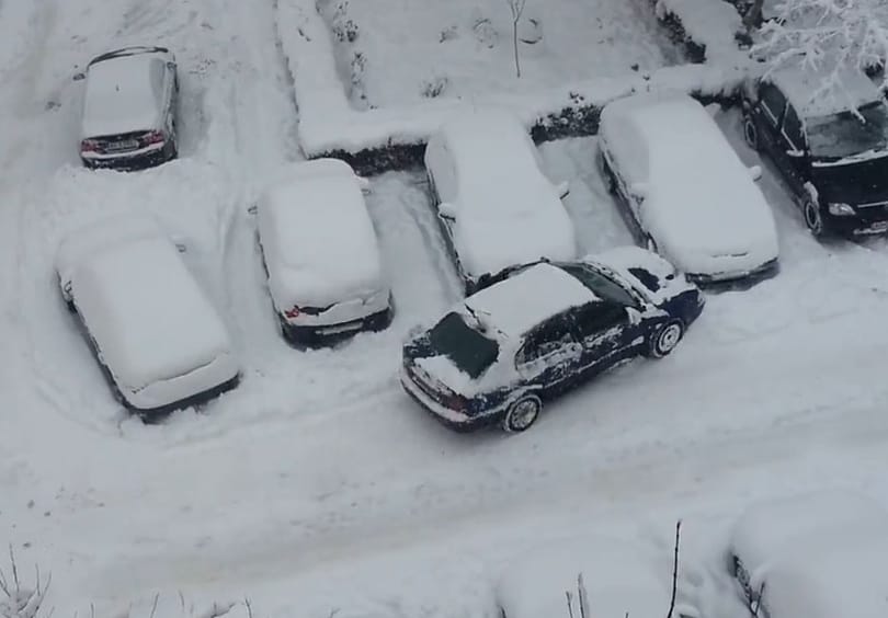 Röhögve vette fel, ahogyan összetörik az autóját - videó