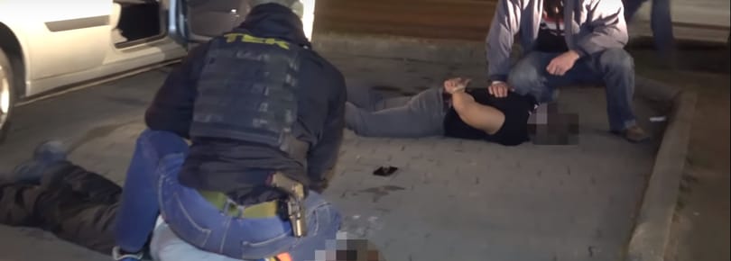 Lopott droggal kereskedett négy férfi, lecsapott rájuk a rendőrség - videó