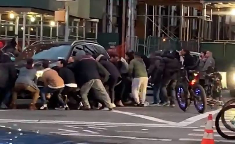 A gyalogosok emelték le a terepjárót az elgázolt gyalogosról – videó
