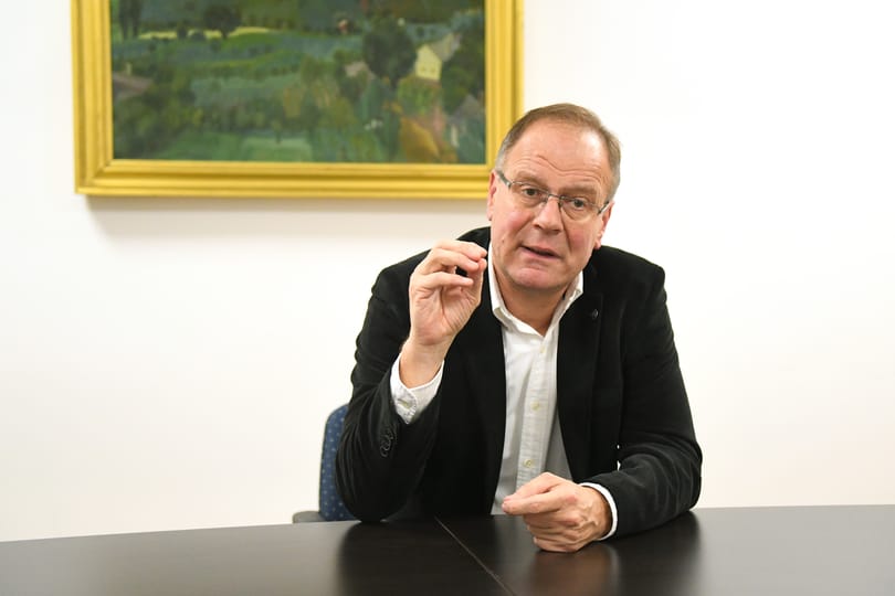 Bayer Zsolt ordenáré beszólásával egyidőben Navracsics Tibor azon dolgozik, hogy a Fidesz újra az Európai Néppárt tagja lehessen