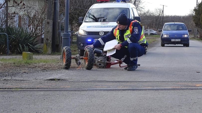 Vonattal ütközött egy kerti traktor Tiszaalpáron, mentőhelikopter érkezett a helyszínre