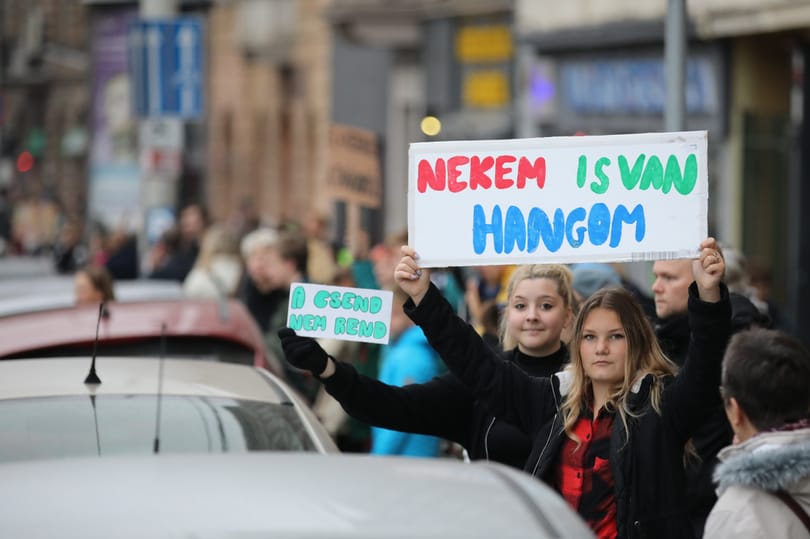 Egész Budapestet átölelő élőlánccal álltak ki diákok, szülők és tanárok a jobb oktatásért