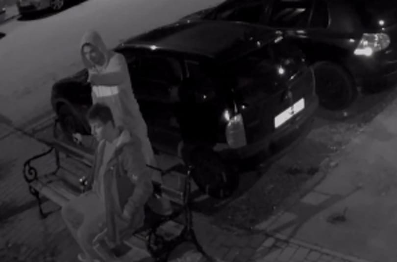 Igazi pancserek törtek fel autót Rákospalotán, keresik őket – videó