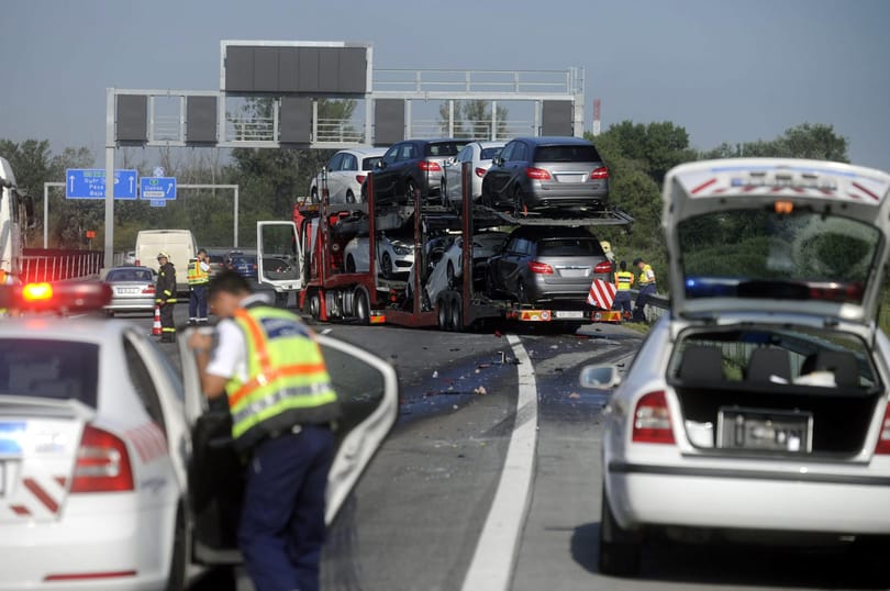 Fotók: Kamionok ütköztek az M0-son, tréleren törtek össze az autók