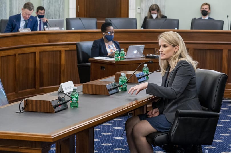 10 éve még az év emberének választották Mark Zuckerberget, ma már a Facebook bukásáról írnak 
