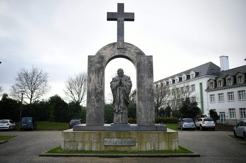 Magyarország elbukta a francia pápaszobrot az óriási kereszttel