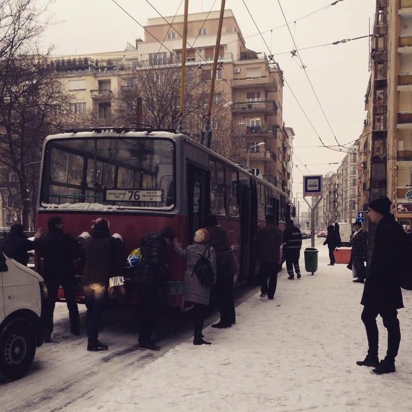 Fotó: Összefogtak az utasok az elakadt troliért a XIII. kerületben