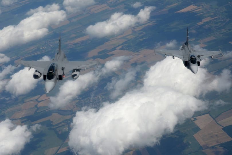 Kecskeméti Gripenek fogtak el egy Dubajból érkező utasszállítót
