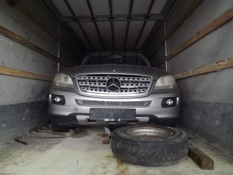 Milliós Mercedest foglaltak le a rendőrök a határon
