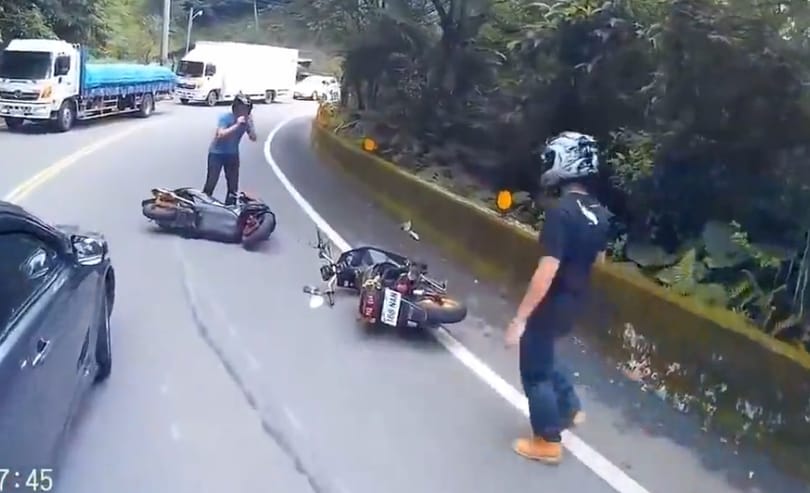 Csak a kétkerekűje érdekelte a barátnőjével együtt boruló motorost - videó
