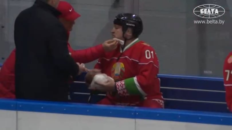 Videó: amatőr hokimeccsen verte állon Lukasenkát egy túlbuzgó védő