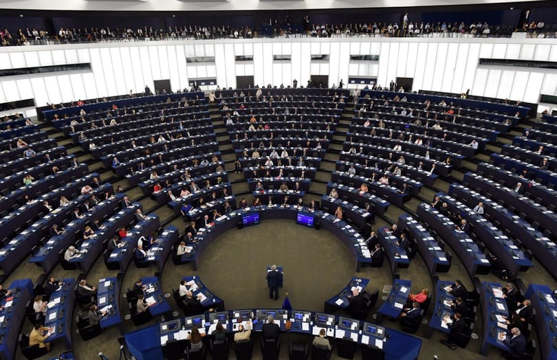 Vizsgálja az Európai Bizottság a túlóratörvényt és a közigazgatási bíróságokat