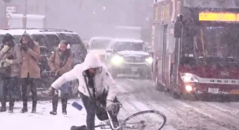 Itt a leghangulatosabb videó az elmaradt New York-i ítéletidőről