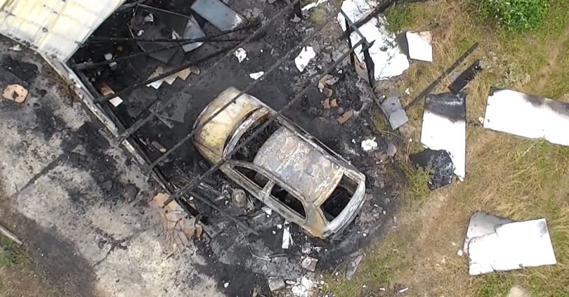 Saját udvarukban balesetezett egy ittas sofőr, amitől kigyulladt két kocsi és a garázs is