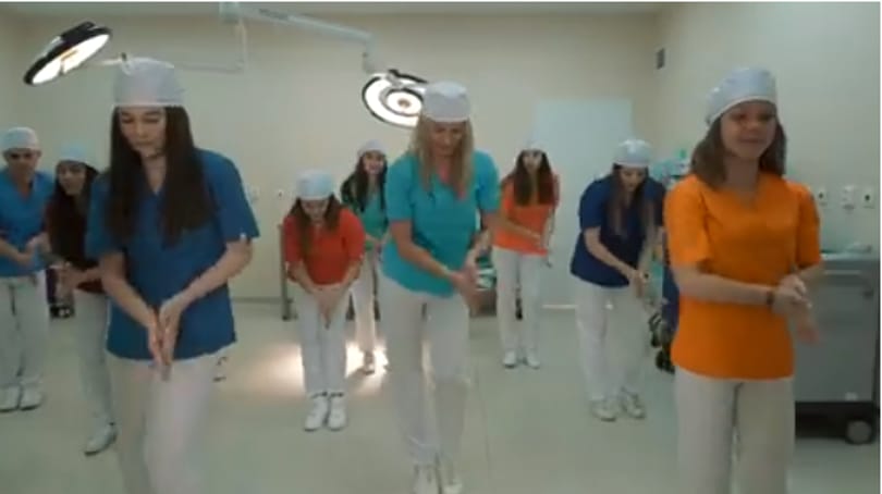 Kezet mosni valójában óriási buli – videó