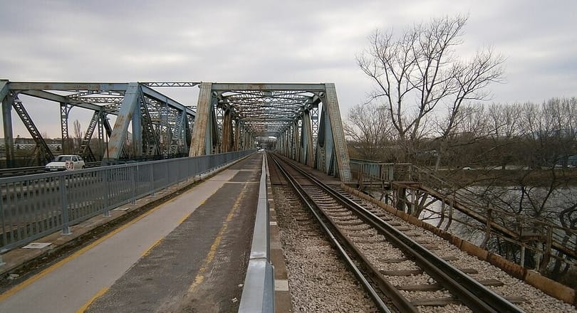 Annyira rozoga a Gubacsi híd, hogy csak 5 kilométer per órás sebességgel mehetnek át rajta a vonatok