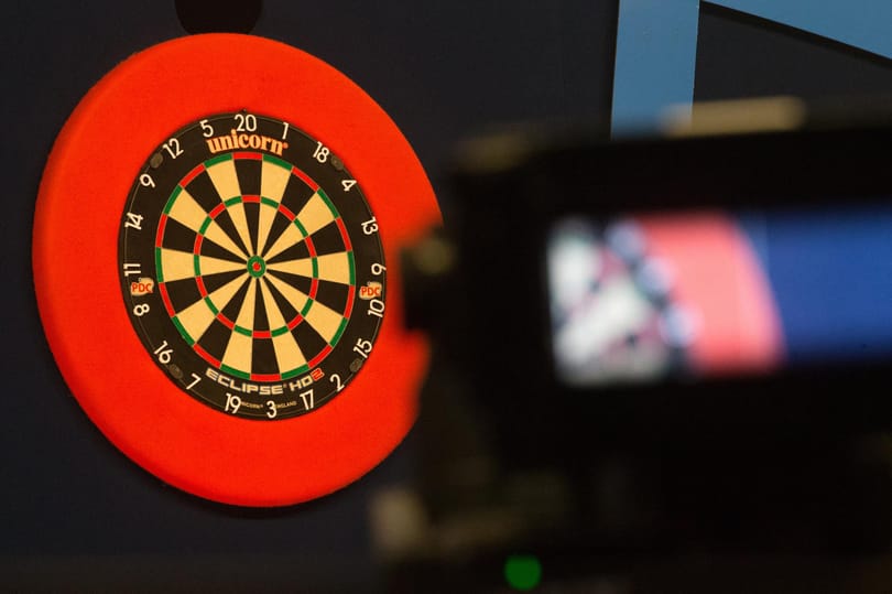 Brit dartsos, miután legyőzte német ellenfelét a vb-n: 